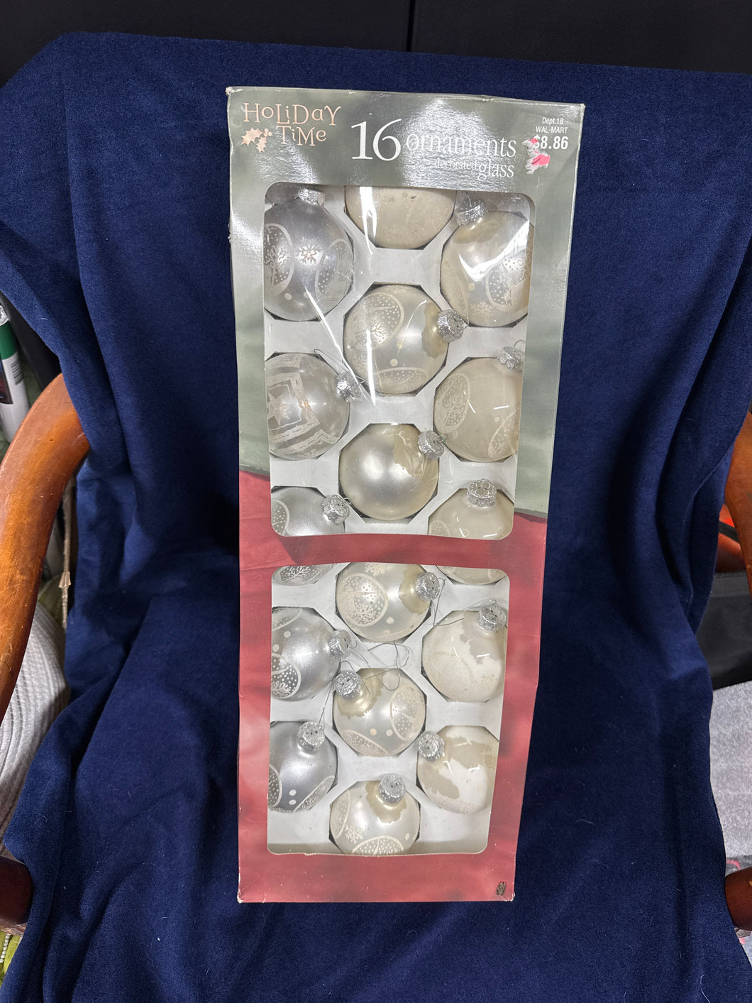16 Wh/Silver FC Glass Christmas Ornaments