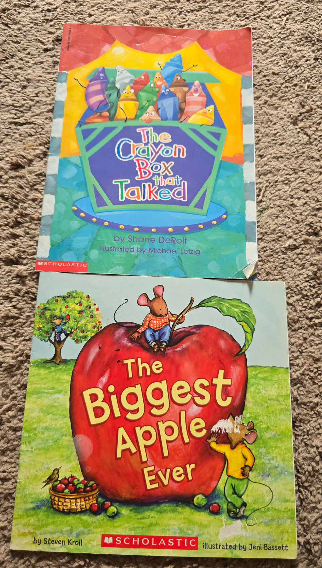 2 back to school books Crayon/Apple