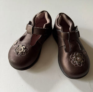 STRIDE RITE MARY JANE FLORAL APPLIQUE SHOE - size Shoes: Toddler Size 6 1/2