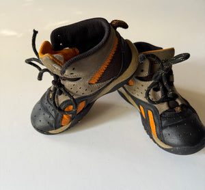 REEBOK HIGH TOP SNEAKERS - size Shoes: Toddler Size 9 1/2
