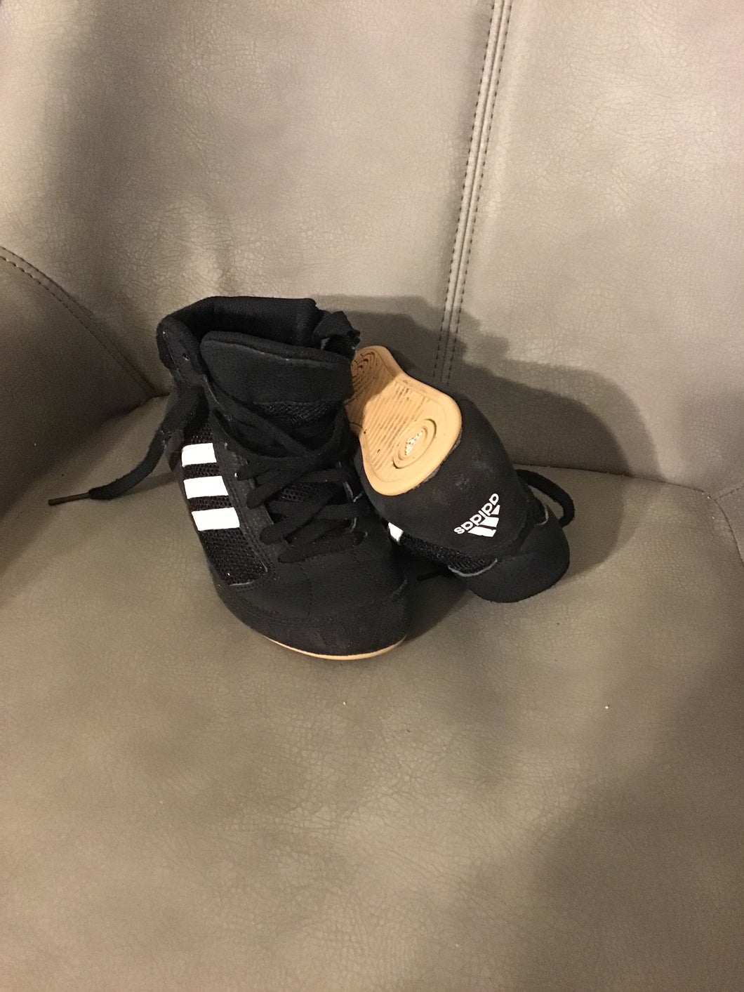 Addiss wrestling sneaker Black and white - size Shoes: Youth Size 1