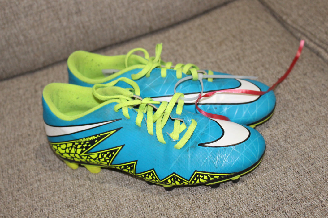 Nike Cleats teal hypervenom - size Shoes: Youth 8