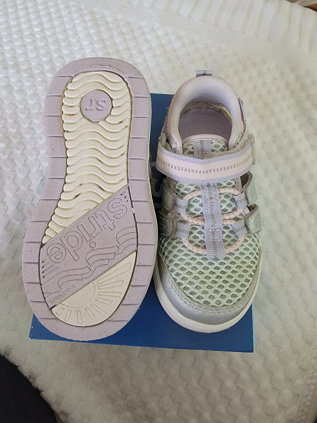 Striderite water Sneakers barely worn - size Shoes: Toddler Size 6
