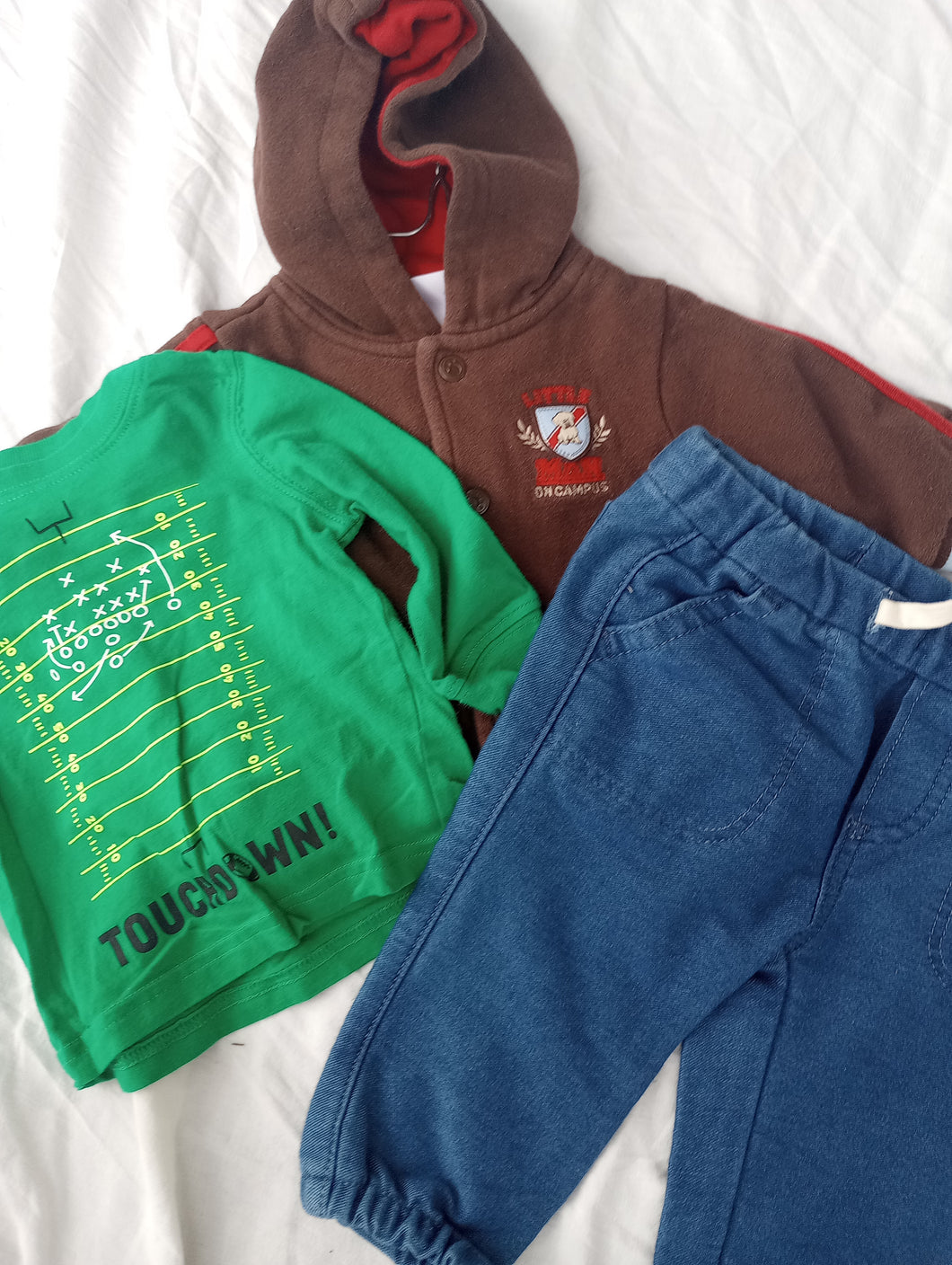 6-12 Gap jeans with 6m sport themed shirts - size 6 Months
