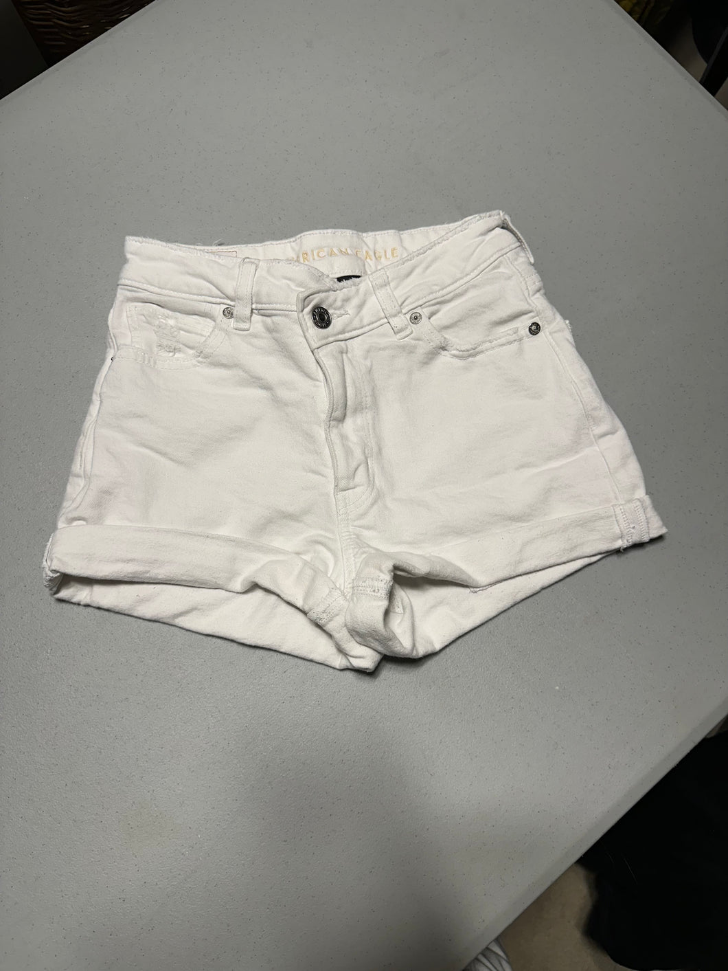 American Eagle white Mom jean short stretch - size Junior 0