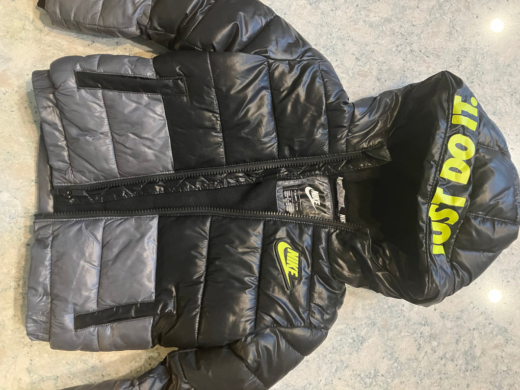 Black fluffy Nike jacket - size 3/3T