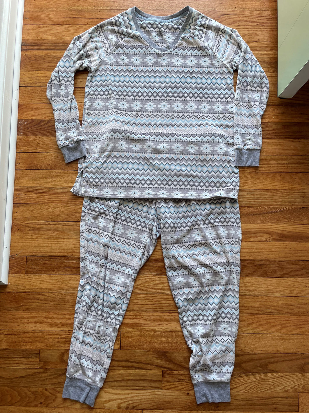 Cuddl Duds Velour Fleece V-Neck Pajamas - size Medium