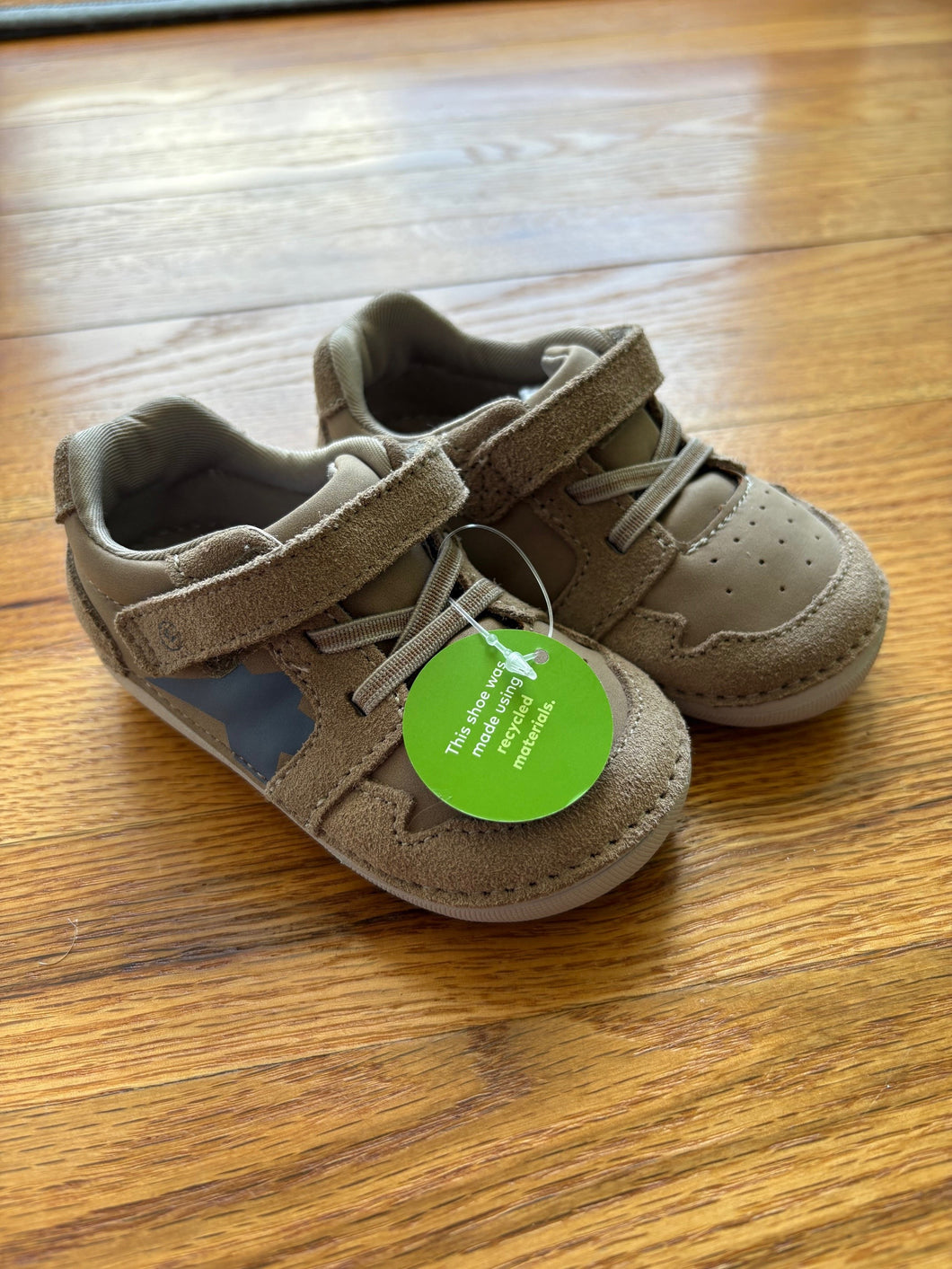 NEW Stride Rite Waverly Sneaker Size 5.5 WIDE - size Shoes: Toddler 5 1/2
