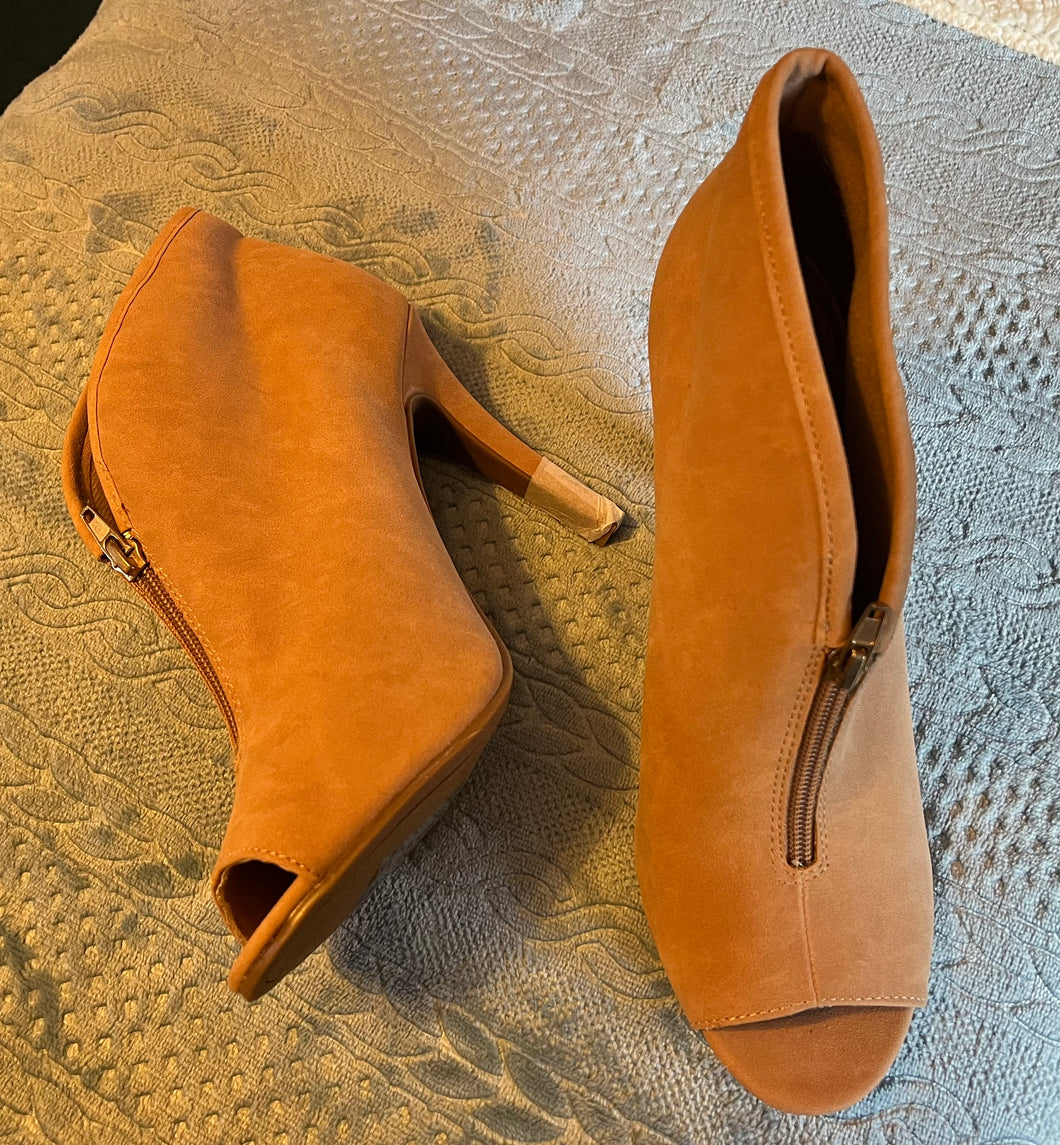 NEW BeigePeepToeBooties w Zip Front & 4 Heels - size Womens shoes: 10