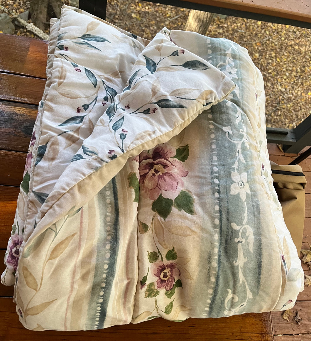 Ivory Flower Prnt Full/ Queen Reversible Quilt - size Full