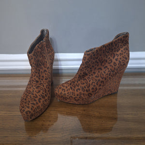 JUSTICE LEOPARD PRINT SLIP ON SHOIES - size Shoes: Youth 5