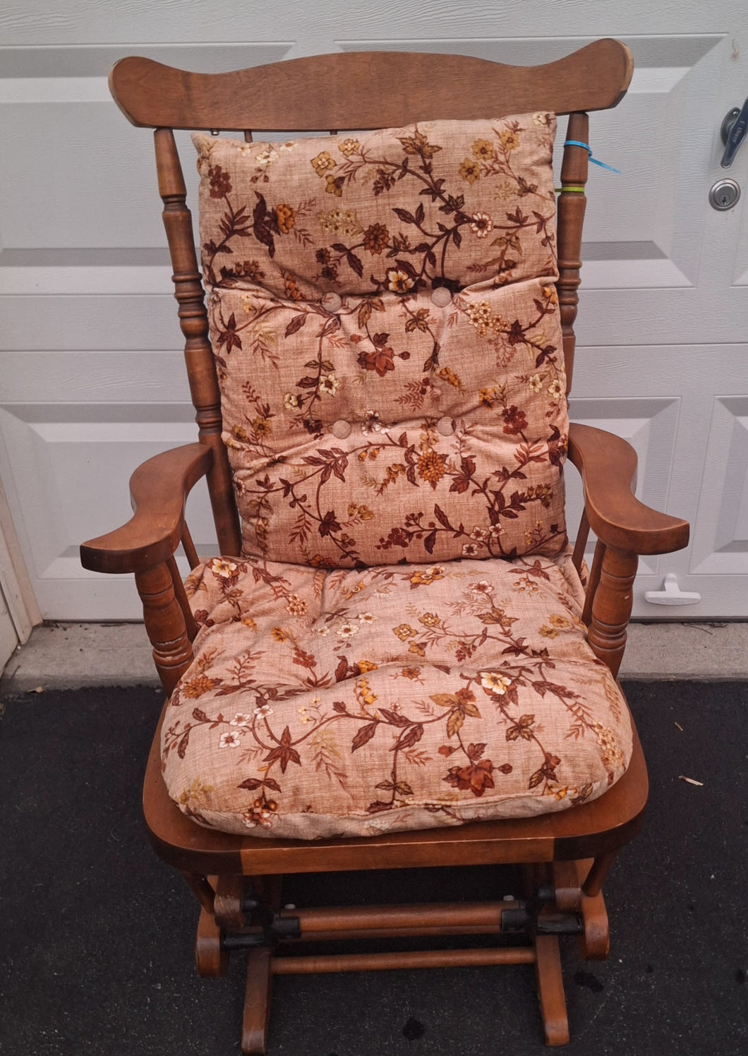 ROCKING CHAIR WITH PADS