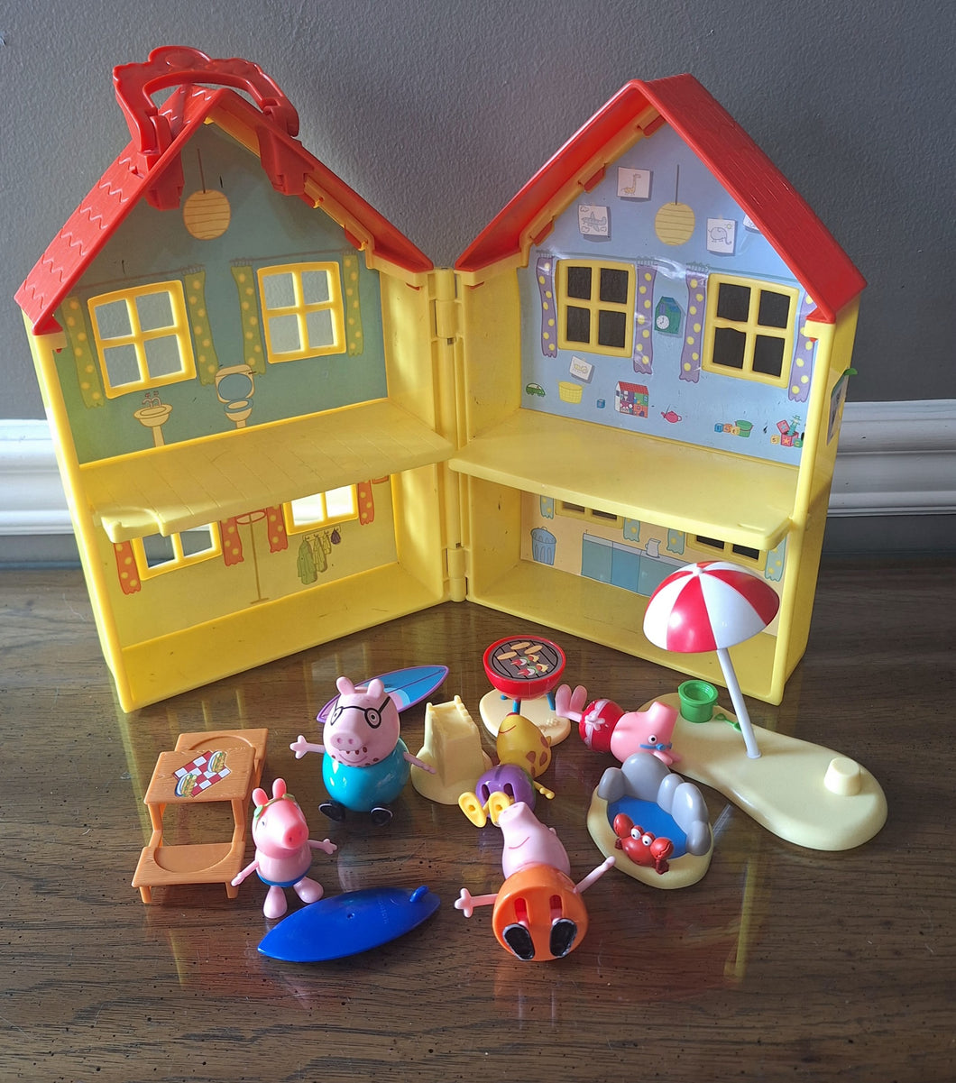 PEPPA PIG HOUSE W/FIGUR FOR BEACH NO FURNITURE
