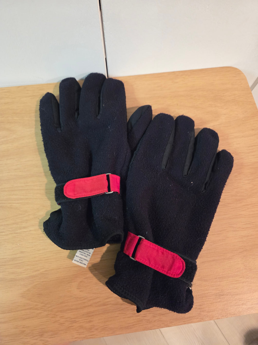 Winter gloves Black and red
