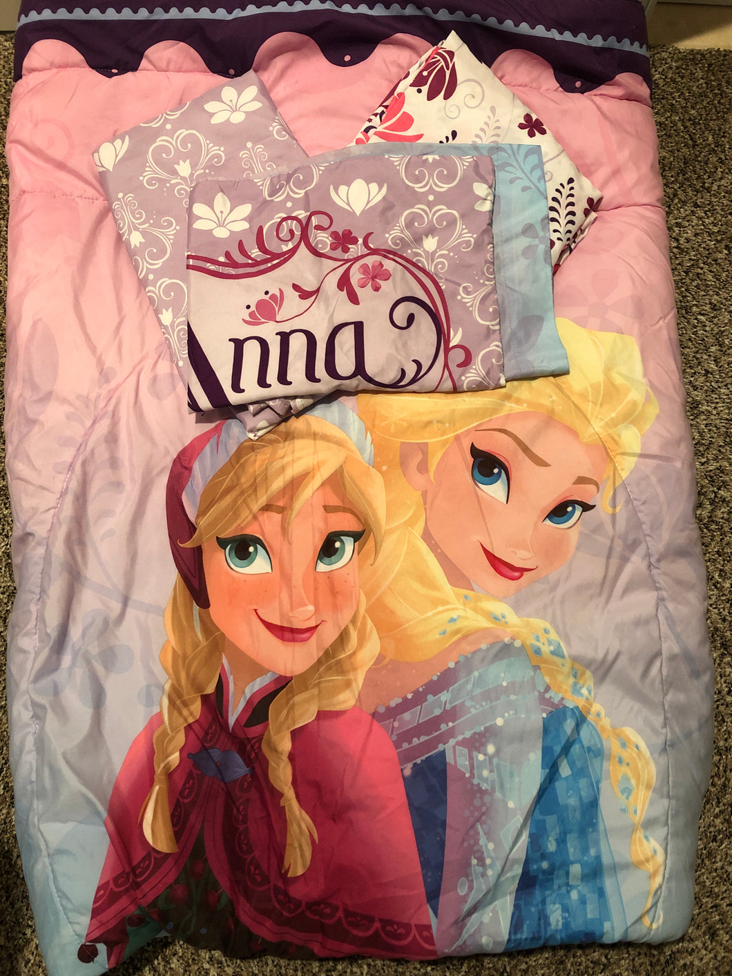 Frozen comforter+ 3 pcs Twin sheet set Like New - size Twin
