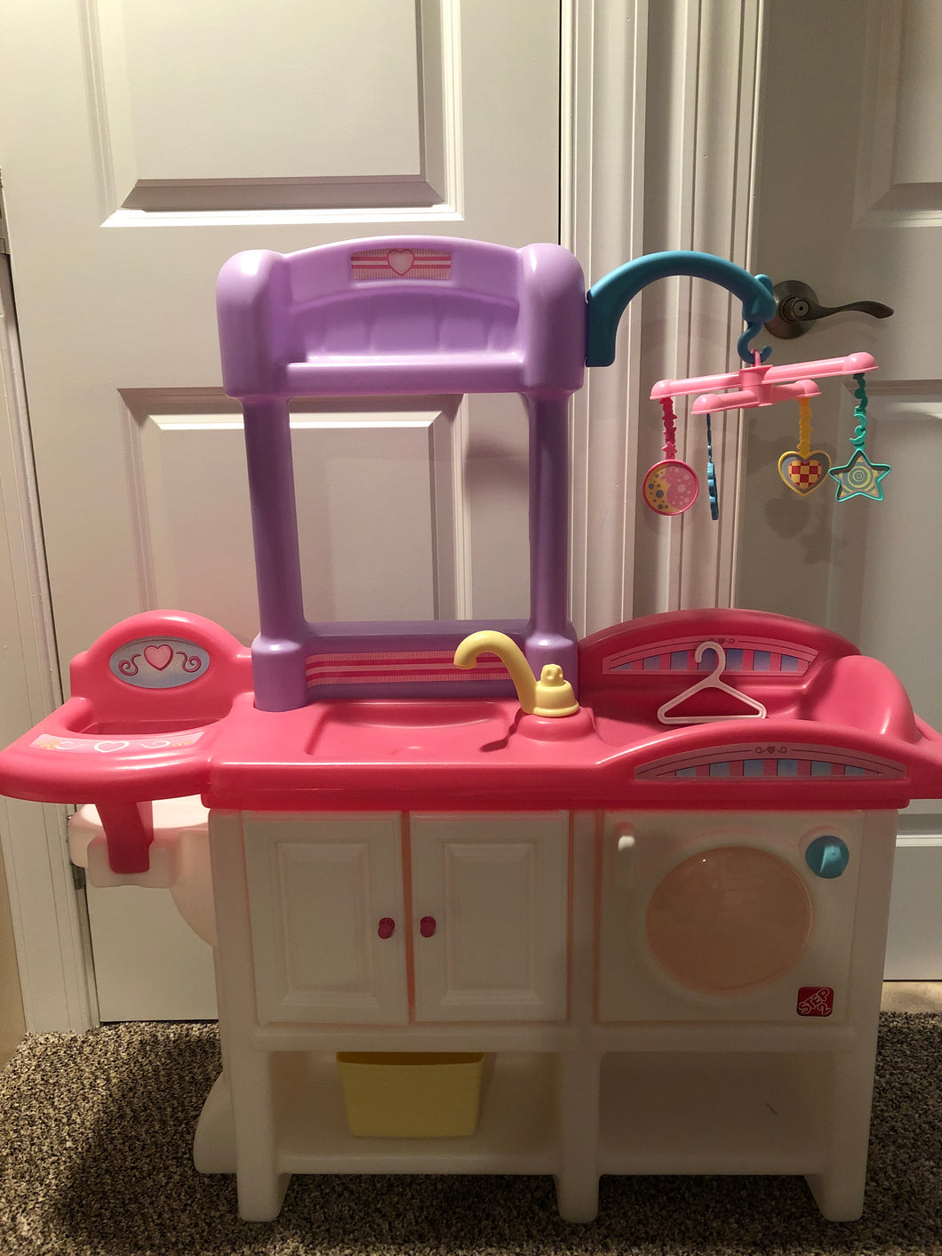 Plastic nursery w mobile Excellent condition